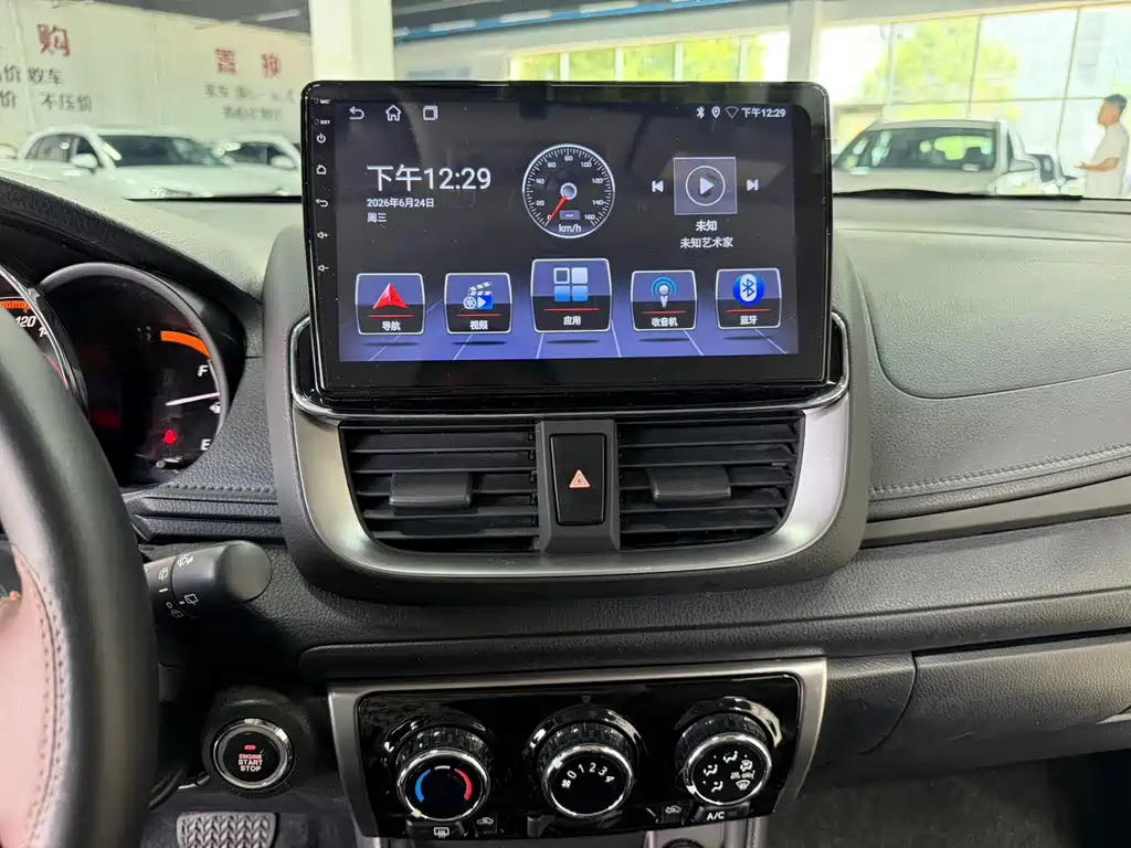 Toyota Yaris L 2022 — фото 11