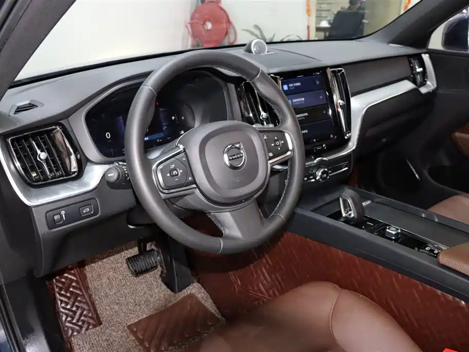 Volvo XC60 2022 — фото 10