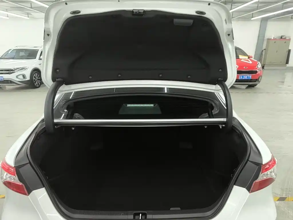 Toyota Camry 2022 — фото 19