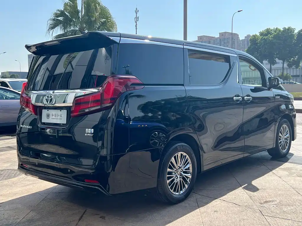 Toyota Alphard 2022 — фото 15