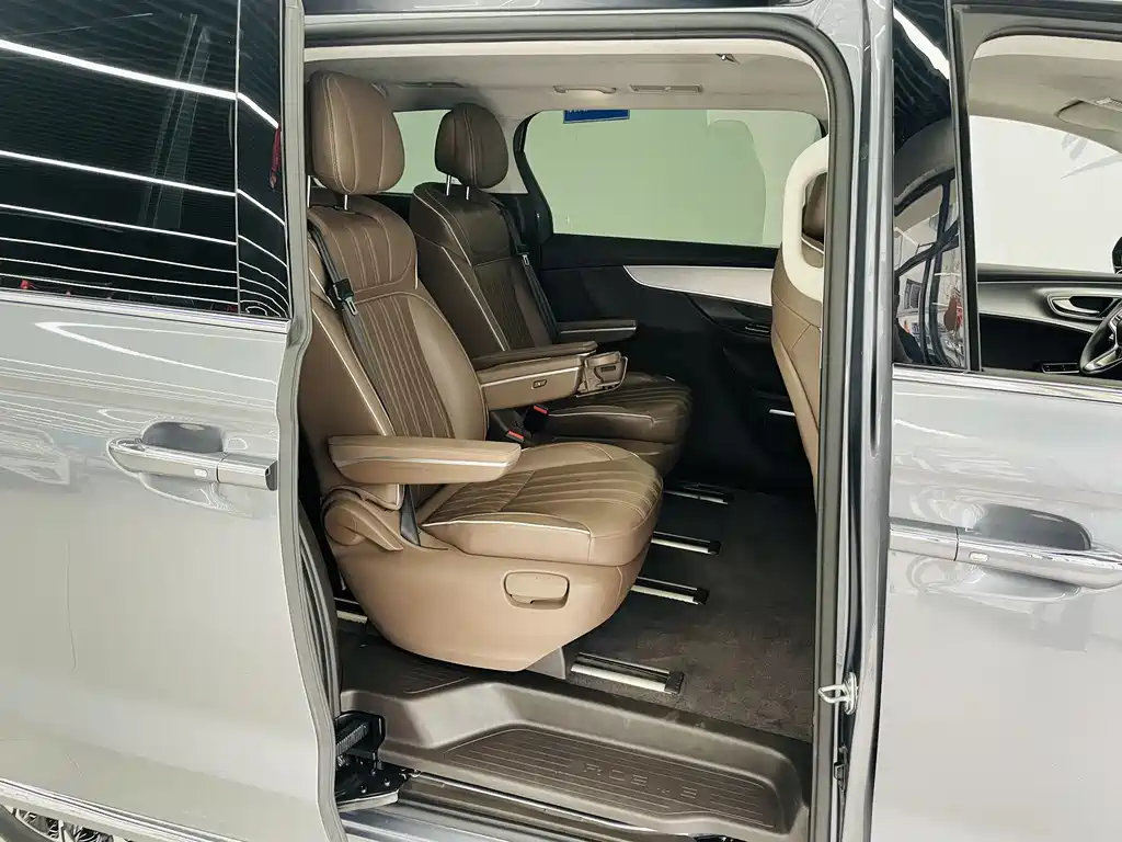 Roewe iMAX8 2025 — фото 13