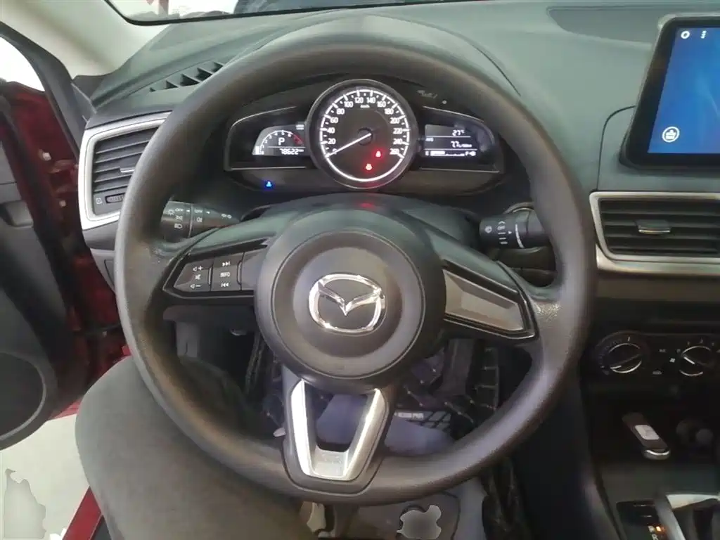 Mazda 3 Axela 2018 — фото 11