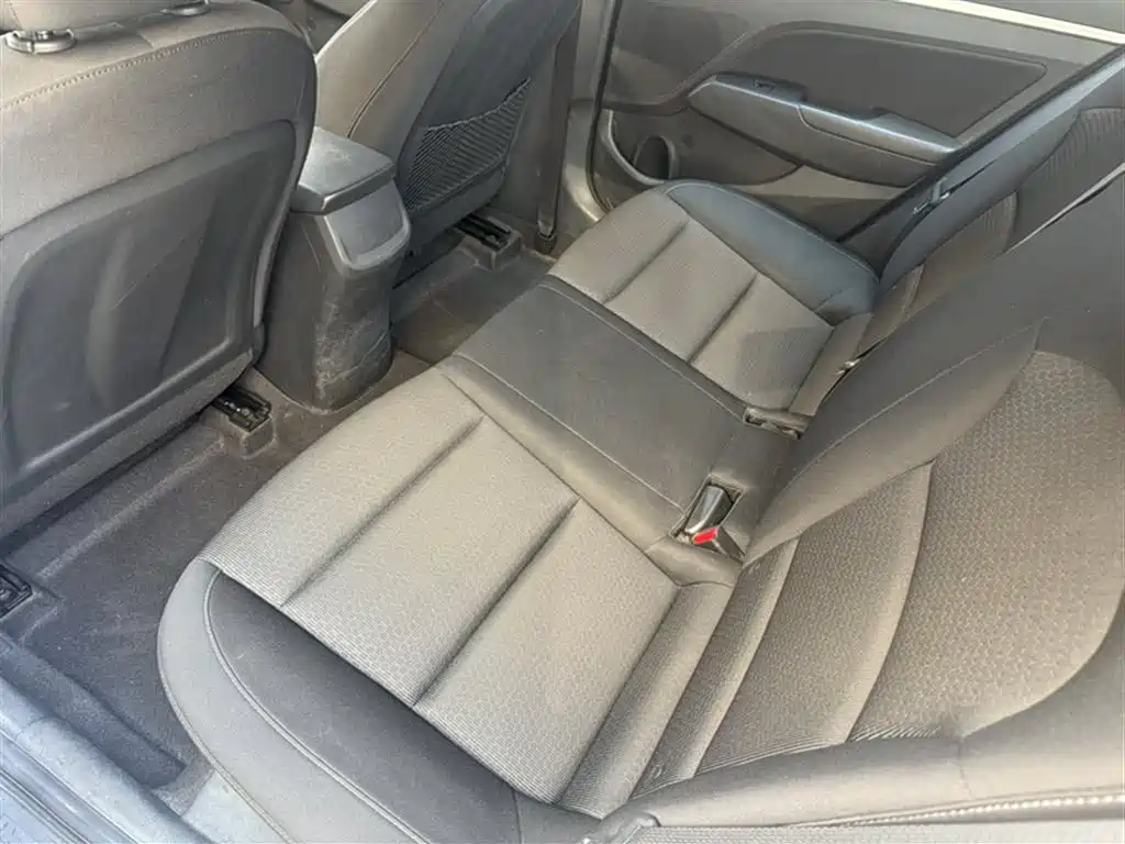 Hyundai Elantra 2016 — фото 12