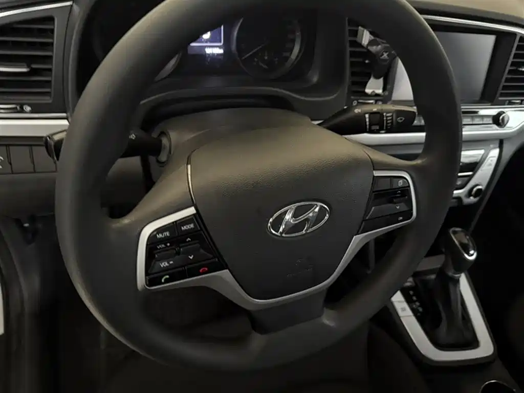 Hyundai Elantra 2016 — фото 3