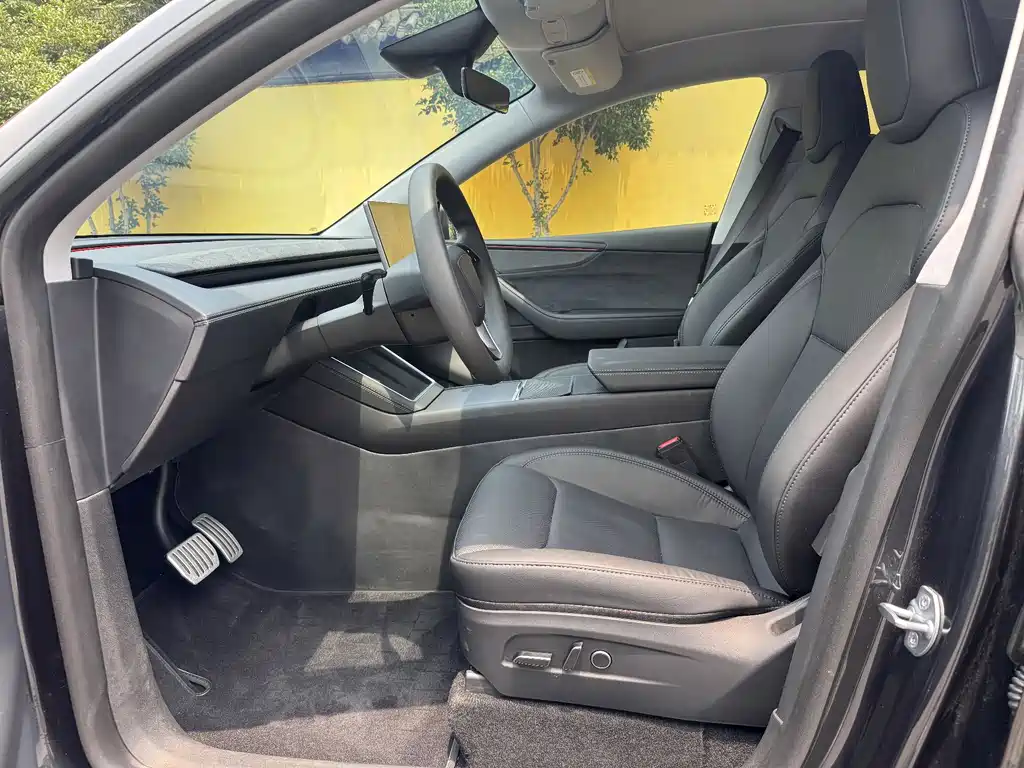 Tesla Model Y 2025