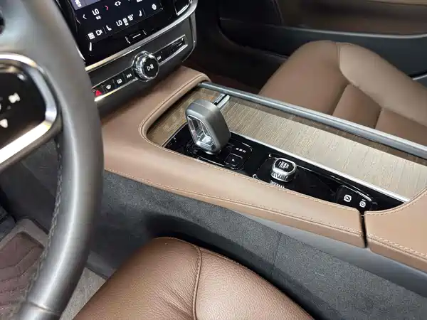 Volvo V90 2024