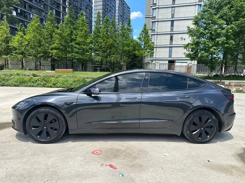 Tesla Model 3 2025 — фото 10