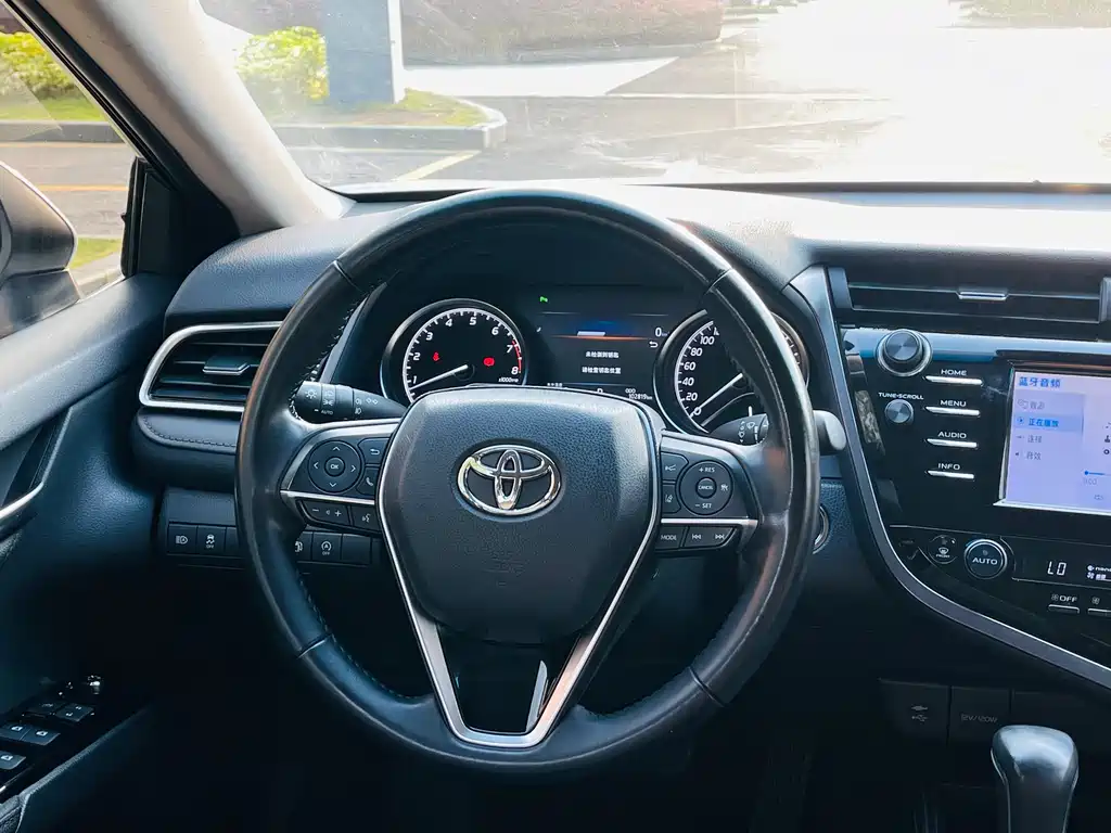 Toyota Camry 2018 — фото 10