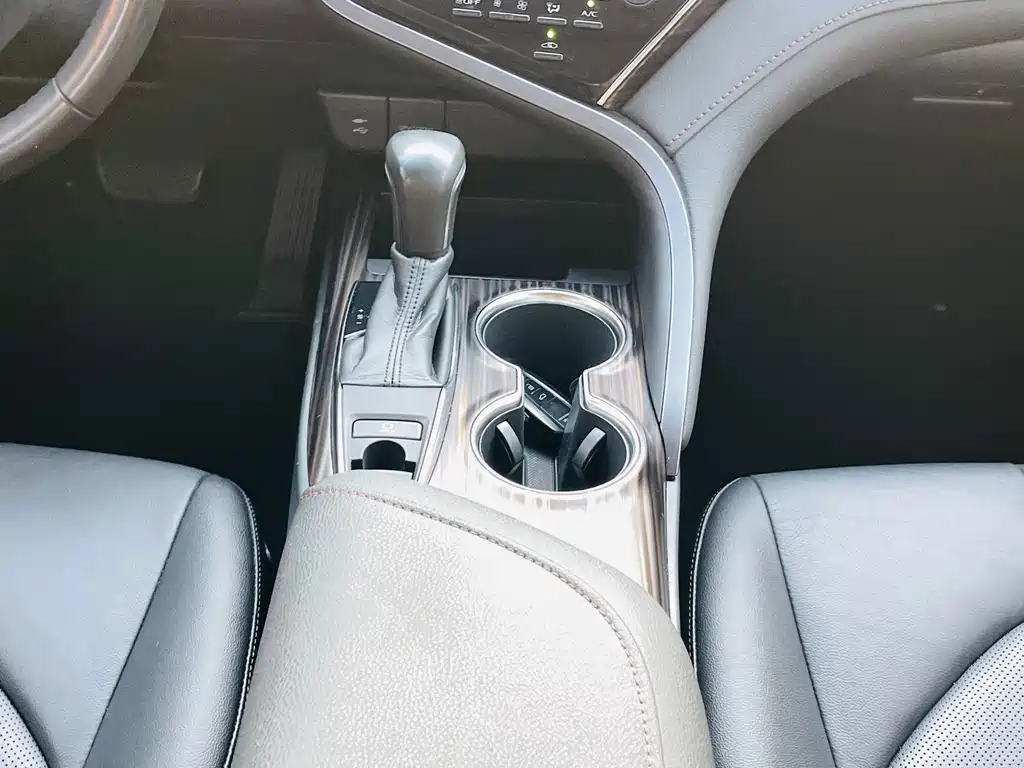 Toyota Camry 2018 — фото 12