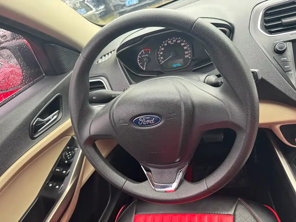Ford Escort 2017 — фото 13