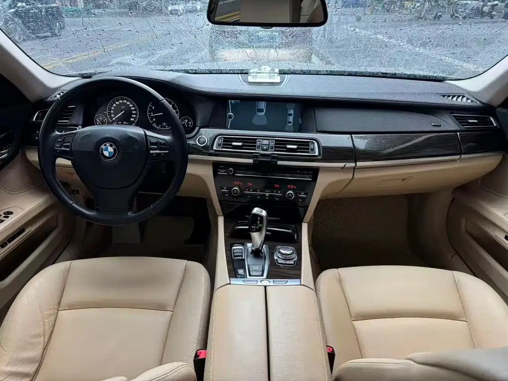BMW 7 Series 2011 — фото 18