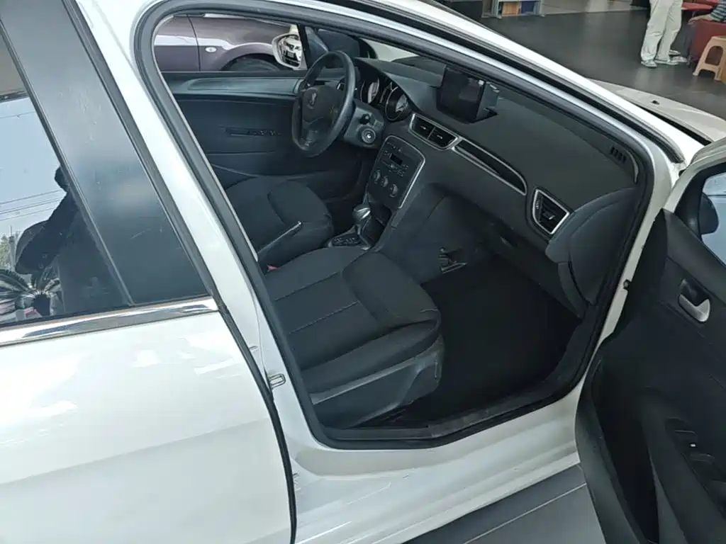 Peugeot 308 2017 — фото 11