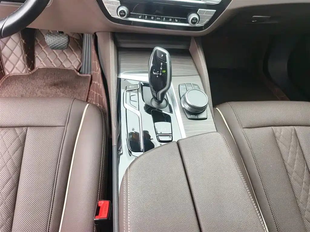 BMW 5 Series 2022 — фото 11