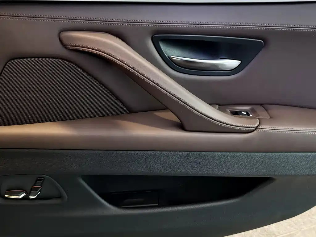 BMW 5 Series 2017 — фото 17