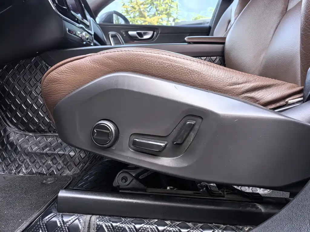 Volvo XC60 2022 — фото 16