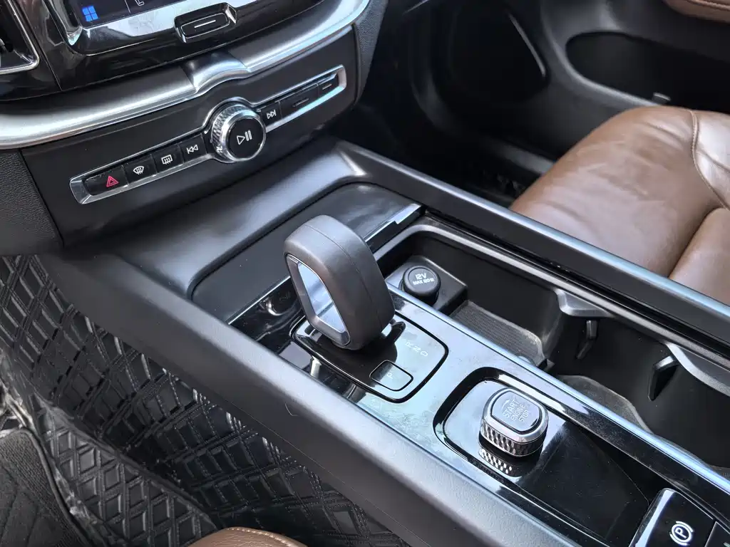 Volvo XC60 2022 — фото 17