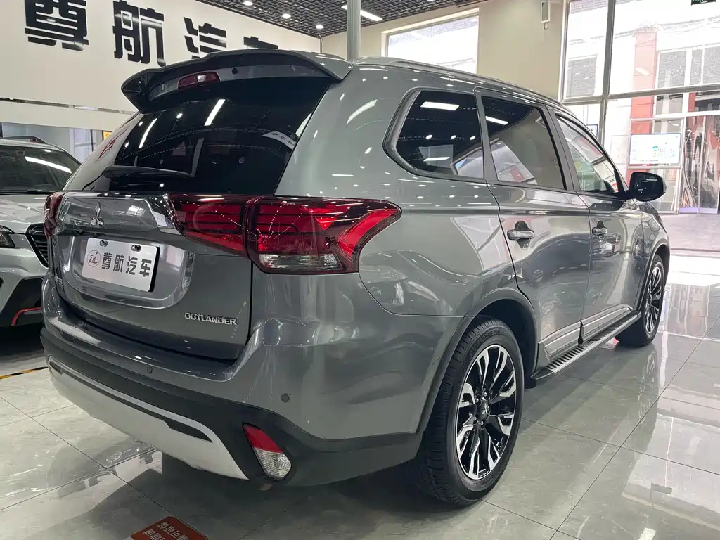 Mitsubishi Outlander 2019 — фото 7