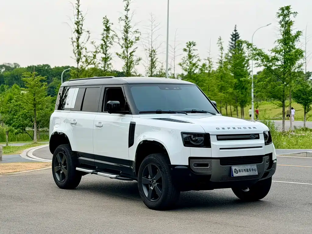 Land Rover Defender 2024