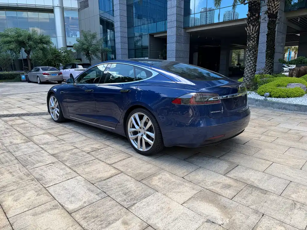 Tesla Model S 2017 — фото 13