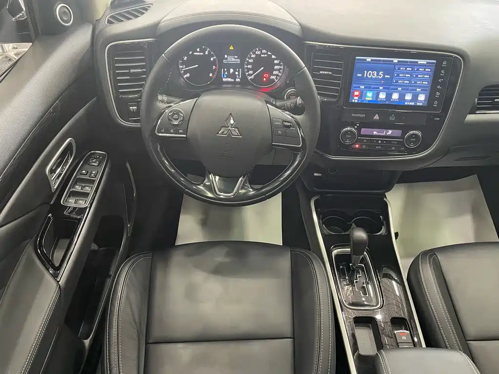 Mitsubishi Outlander 2019 — фото 12