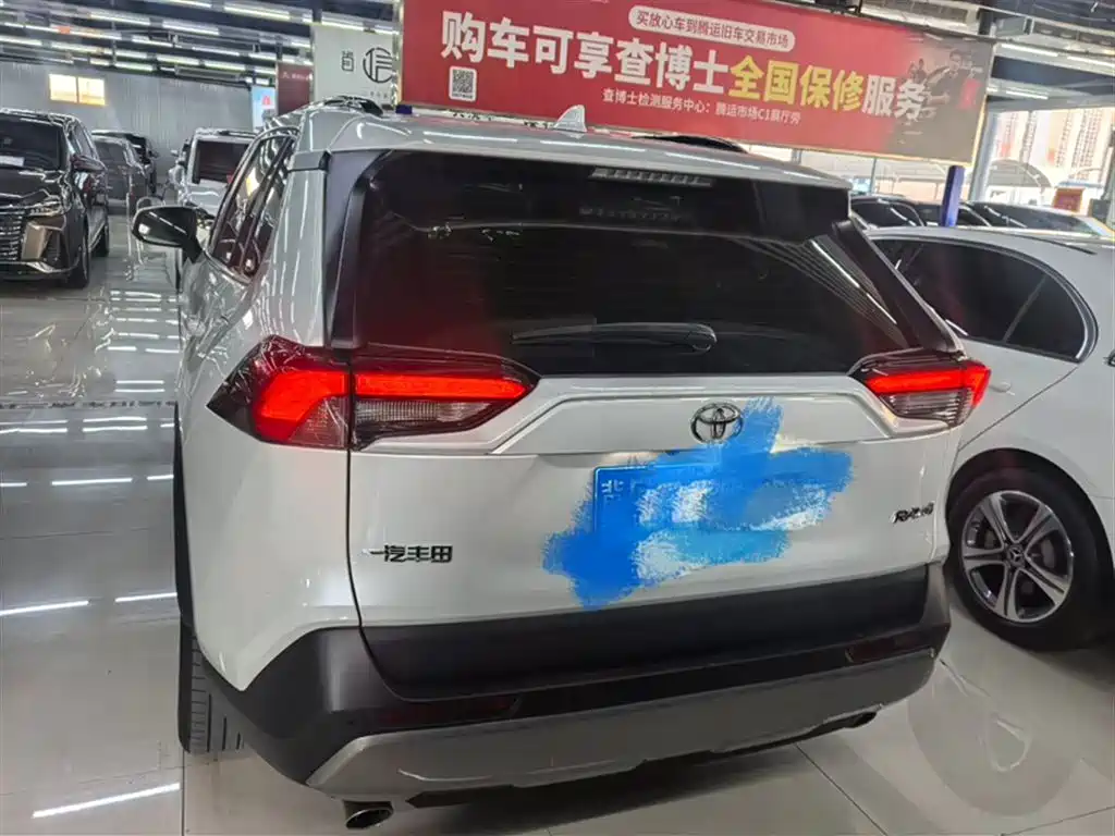 Toyota RAV4 2023 — фото 11