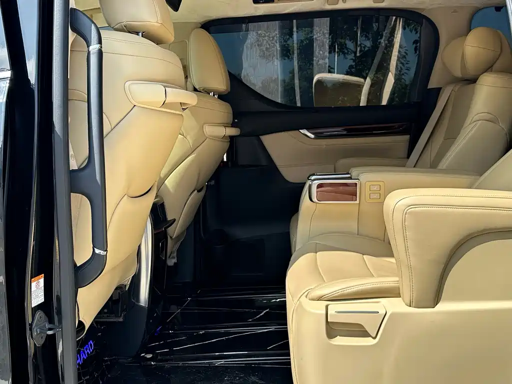 Toyota Alphard 2017 — фото 8