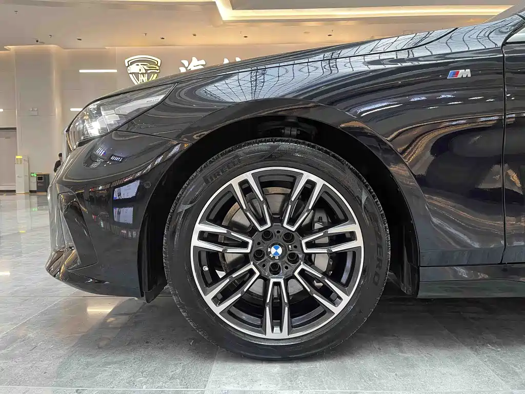 BMW 5 Series 2025 — фото 16