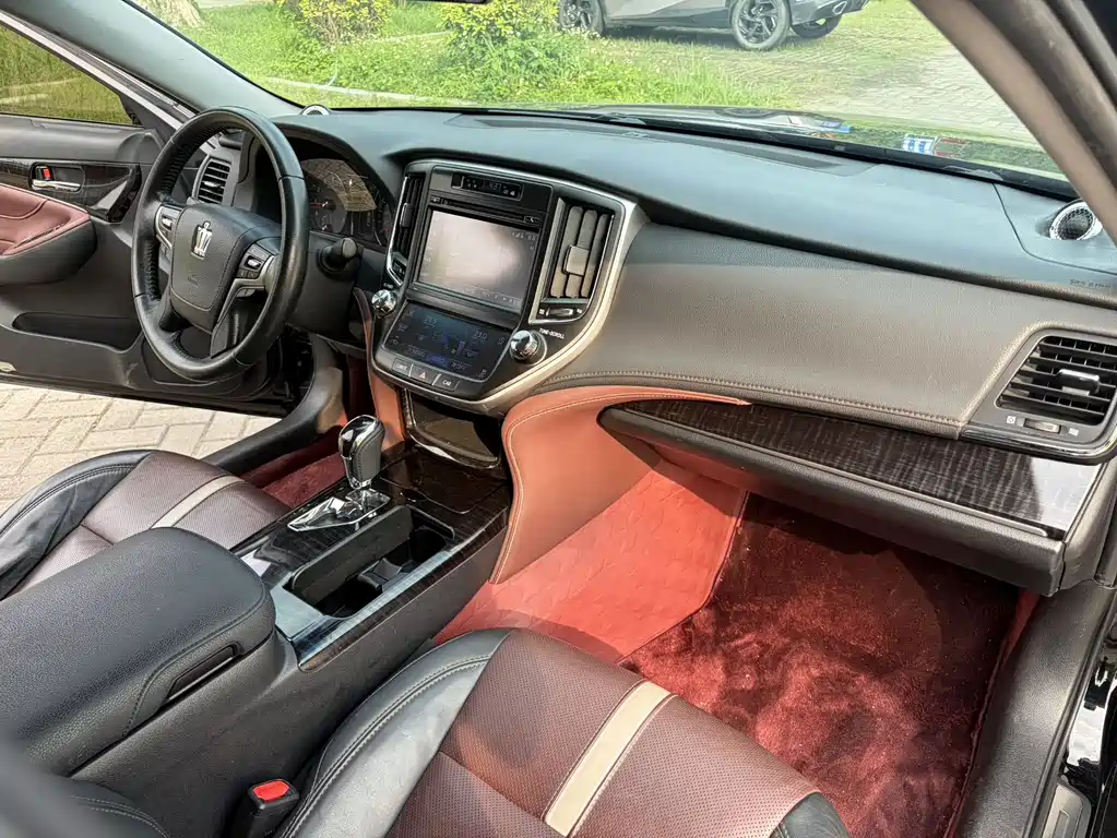 Toyota Crown 2017 — фото 14