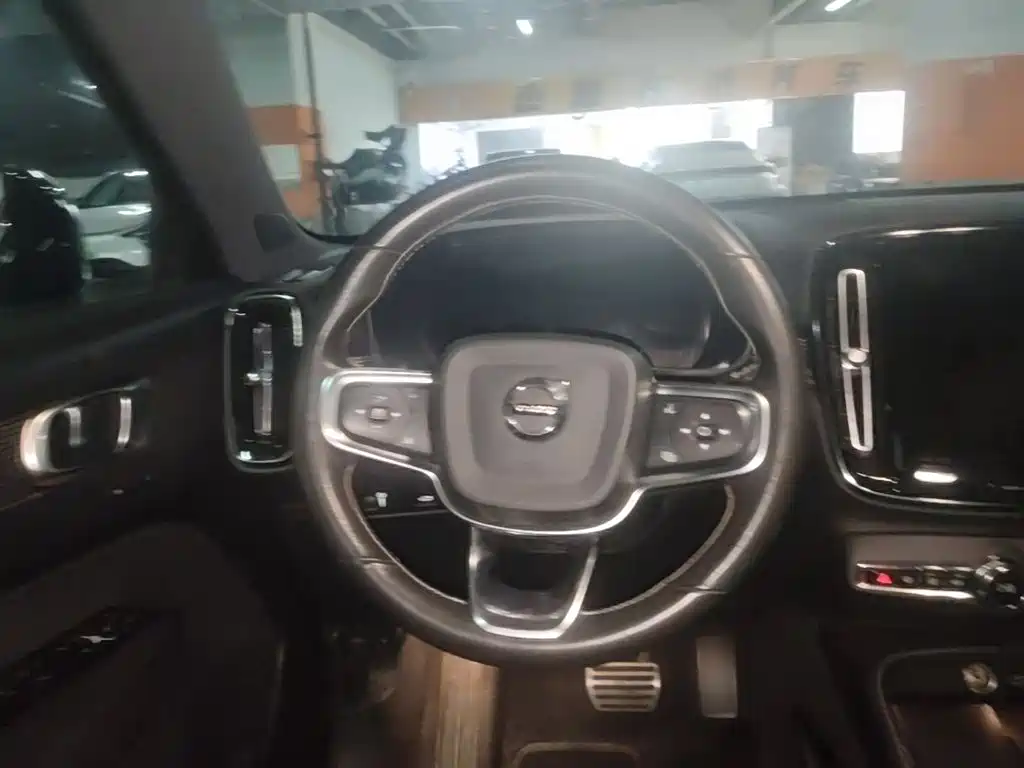 Volvo XC40 New Energy 2021 — фото 3