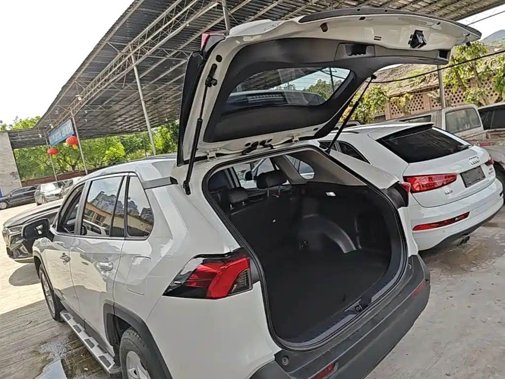 Toyota RAV4 2023 — фото 19