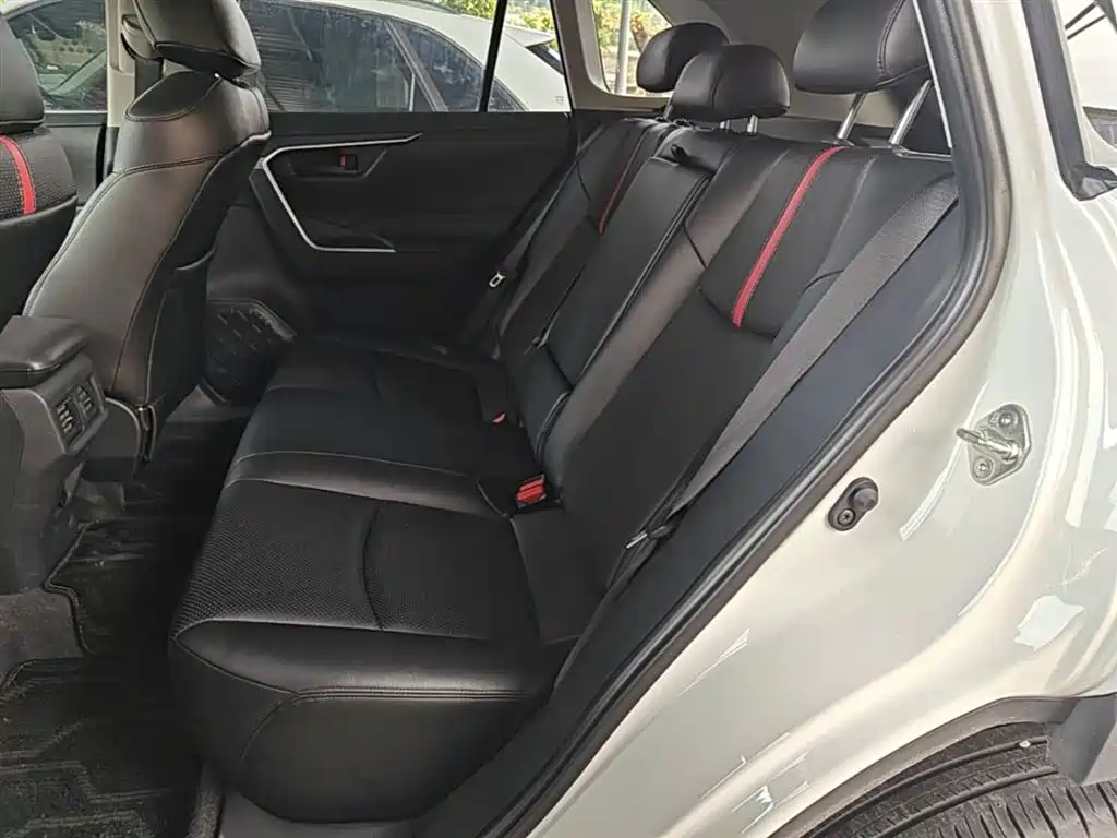 Toyota RAV4 2023 — фото 17