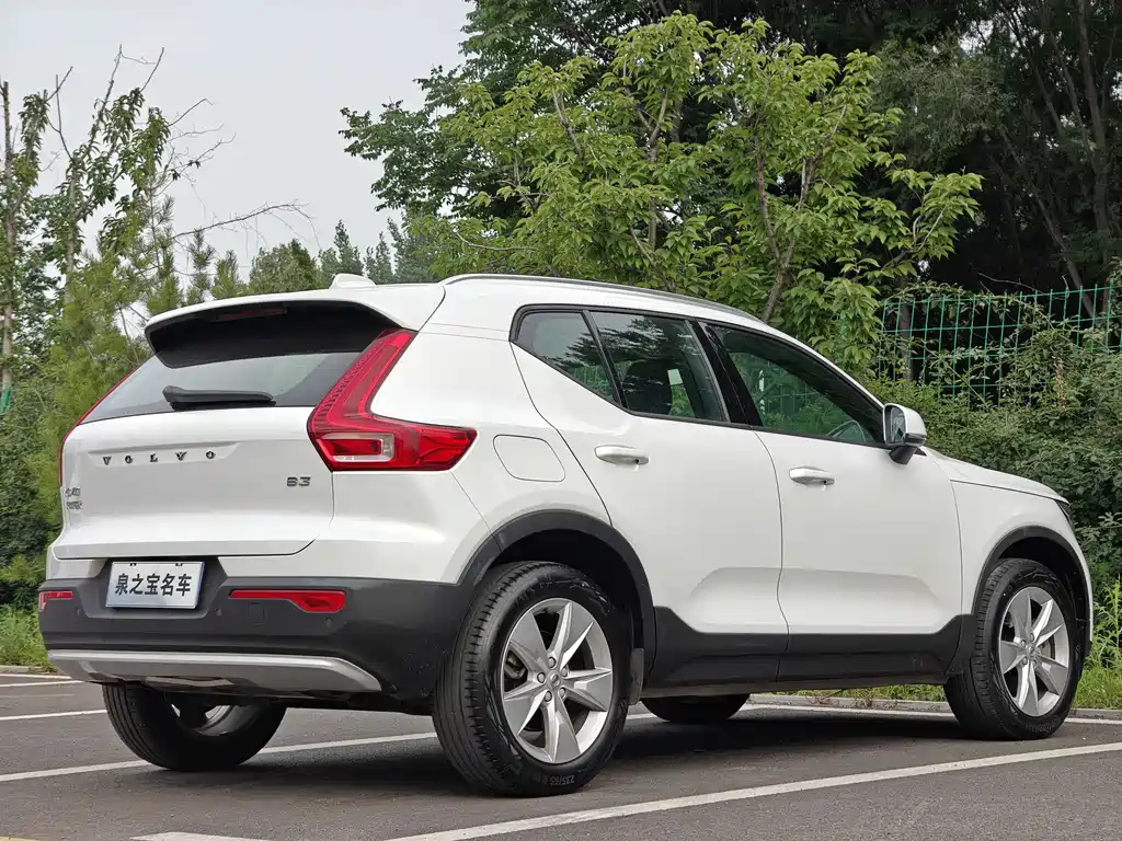 Volvo XC40 2023 — фото 8