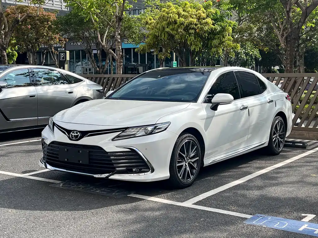 Toyota Camry 2023 — фото 1