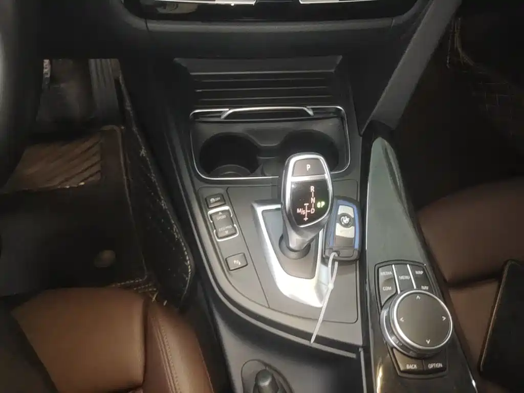 BMW 3 Series 2019 — фото 10