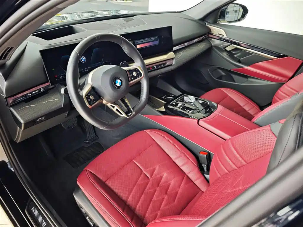 BMW 5 Series 2025 — фото 9