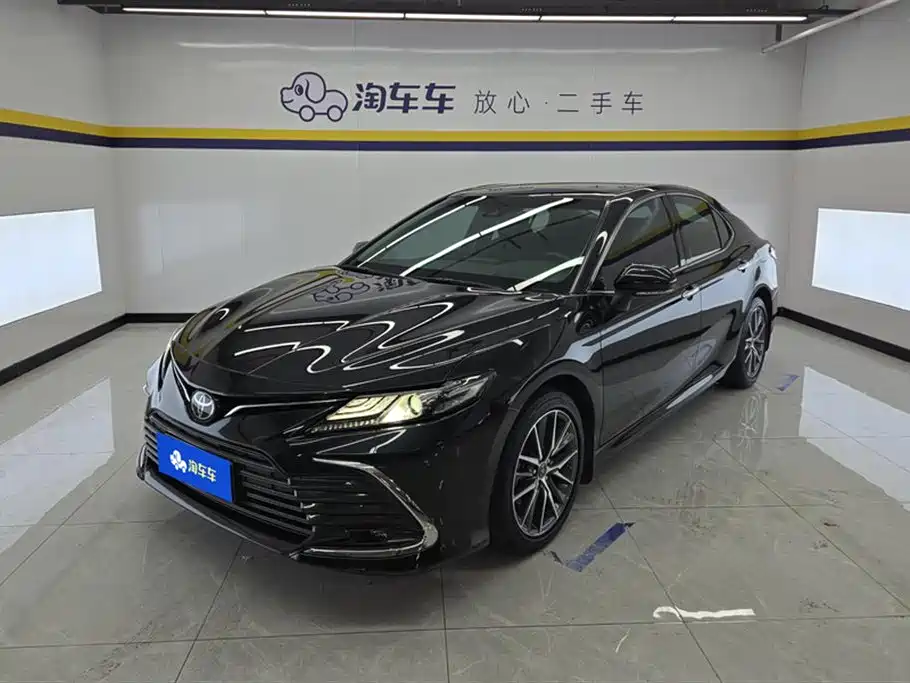 Toyota Camry 2022 — фото 1