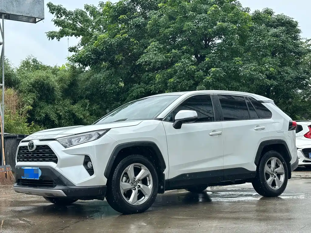 Toyota RAV4 2021 — фото 1