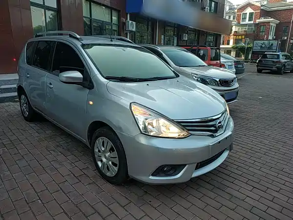 Nissan Livina 2015