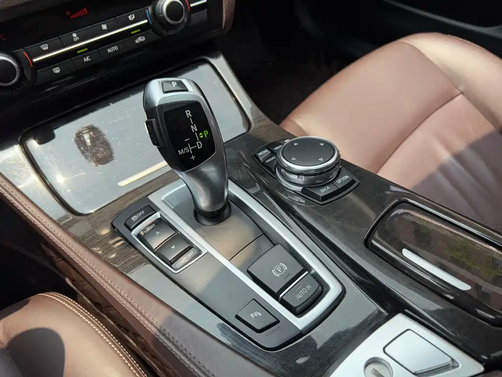 BMW 5 Series 2017 — фото 17