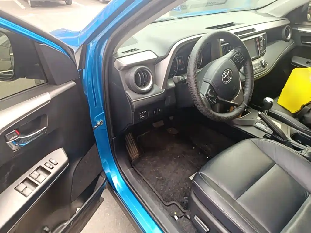 Toyota RAV4 2018 — фото 16