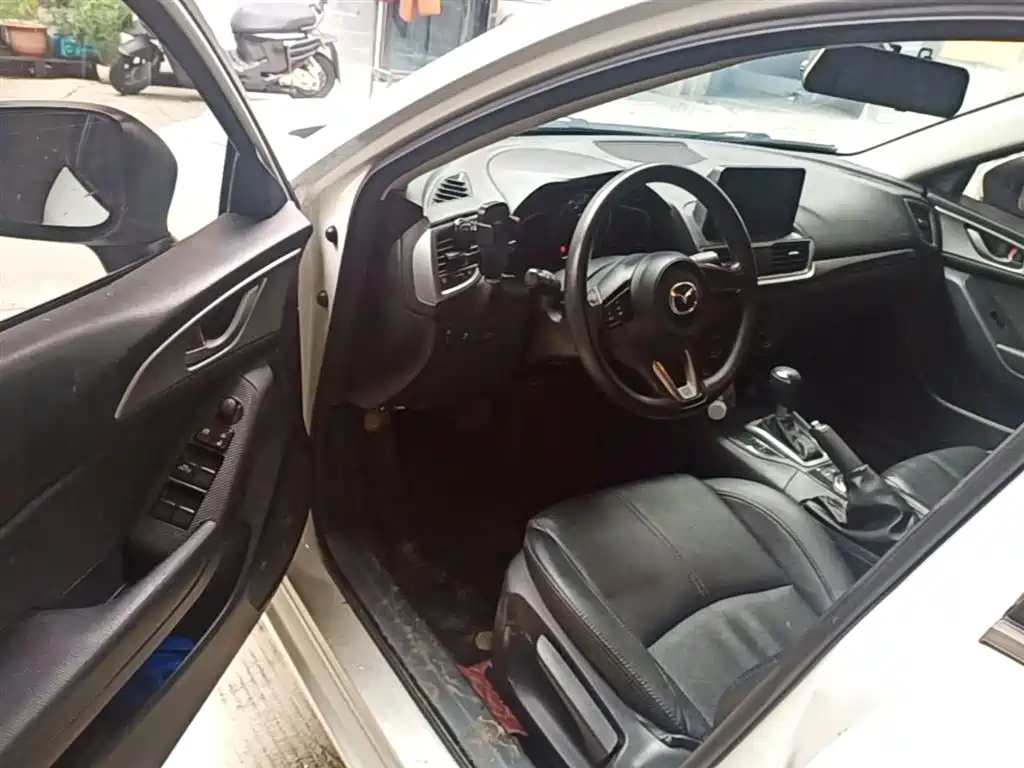 Mazda 3 Axela 2018 — фото 16
