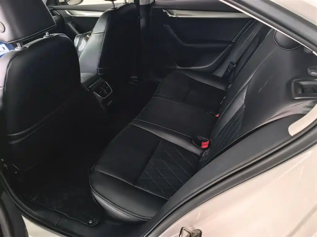 Skoda Octavia 2021 — фото 17