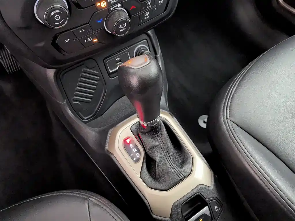 Jeep Renegade 2018 — фото 13