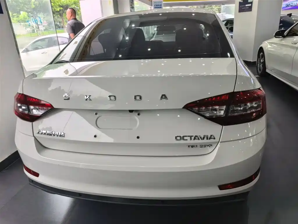 Skoda Octavia 2021 — фото 6