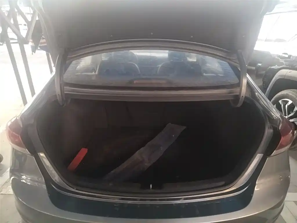 Hyundai Elantra 2017 — фото 19