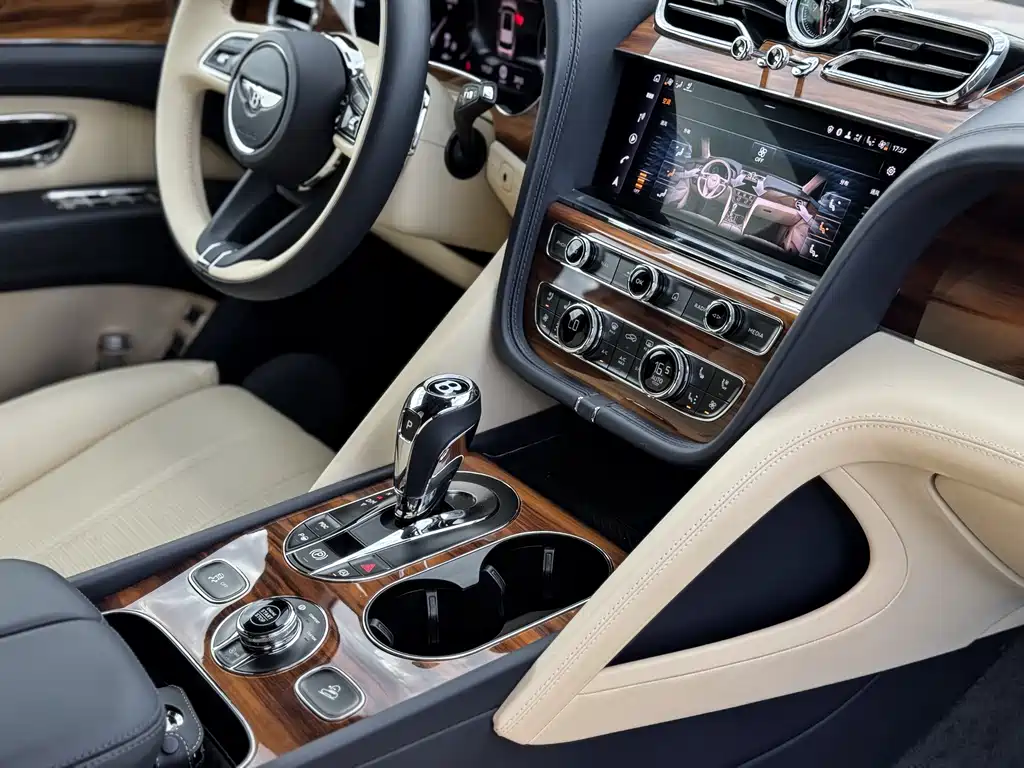 Bentley Bentayga 2021 — фото 10