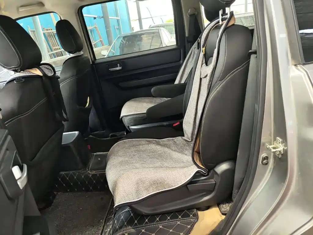 Wuling Hongguang PLUS 2019 — фото 17