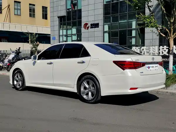 Toyota Crown 2015