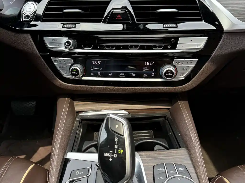 BMW 5 Series 2019 — фото 10