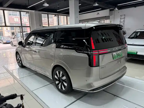 Volvo EM90 2025